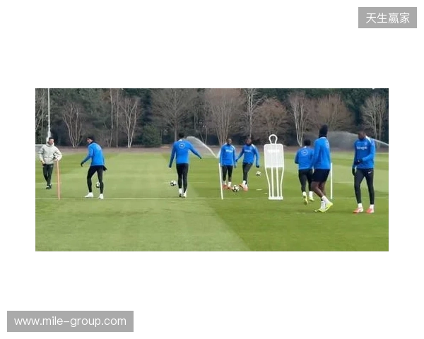 跟队：埃斯特旺参加了切尔西的公开训练，里斯、约恩森缺席